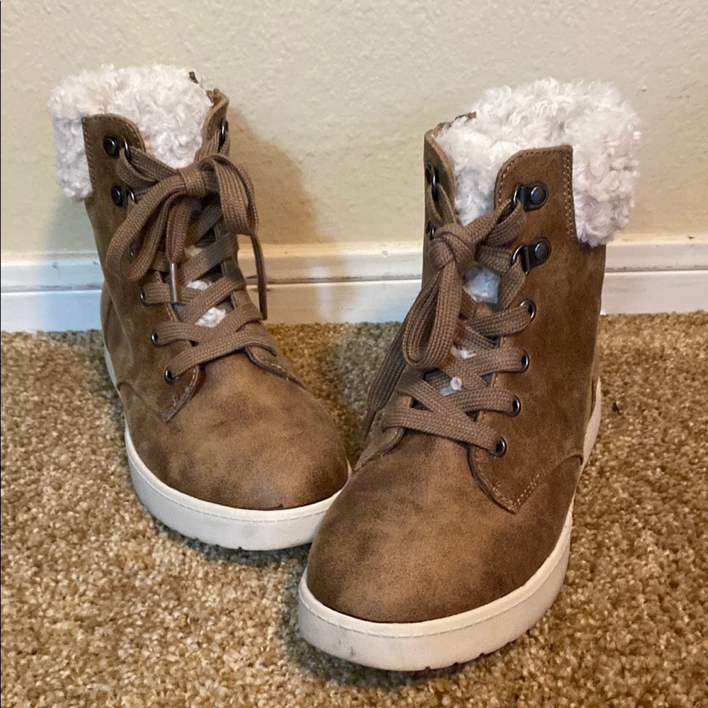 Women's Tan Lace-Up Boots with Faux Fur Lining by BULLBOXER. B-52